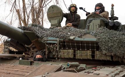 На фото: бойцы ЧВК "Вагнер" в танке Т-90МС