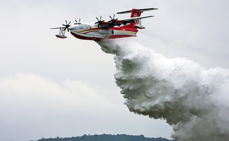 На фото: самолёт-амфибия AVIC AG600.