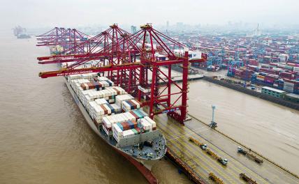 На фото: контейнерный терминал Бейлунь в составе порта Нинбо в провинции Чжэцзян на востоке Китая.