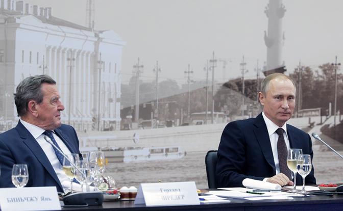 На фото: Герхард Шредер и президент РФ Владимир Путин (слева направо) во время встречи с руководителями крупнейших иностранных компаний и деловых ассоциаций в рамках XX Петербургского международного экономического форума, 2016 года.