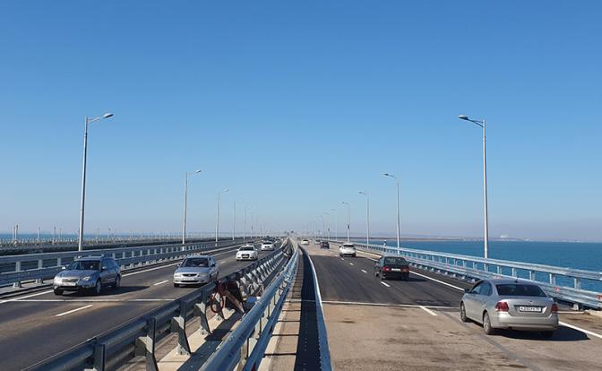 На фото: на Крымском мосту