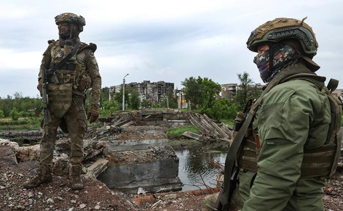 На фото: военнослужащие частной военной компании (ЧВК) "Вагнер" на одной из улиц Артемовска (украинское название — Бахмут)