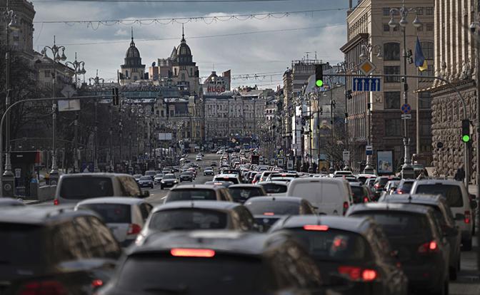 На фото: автомобильный поток на Крещатике в Киеве, Украина.