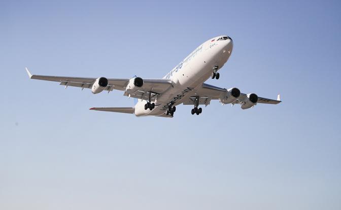 На фото: самолет Ил-96-400М
