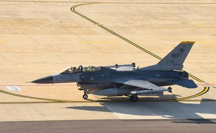 На фото: американский истребитель F-16 Fighting Falcon