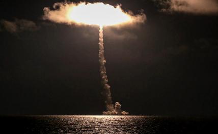 На фото: испытательный пуск межконтинентальной баллистической ракеты "Булава" с нового атомного подводного крейсера "Император Александр Третий"