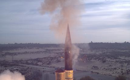 На фото: запуск перехватчика баллистических ракет "Arrow-3"