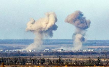 На фото: вид с территории ДНР на дым от взрывов в Авдеевке (Донецкая область, Украина).