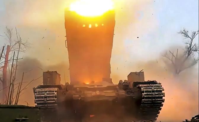 На фото: работа огнеметной системы "Солнцепек" в зоне СВО