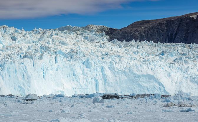 Тысячи ледников Гренландии начали массово отступать