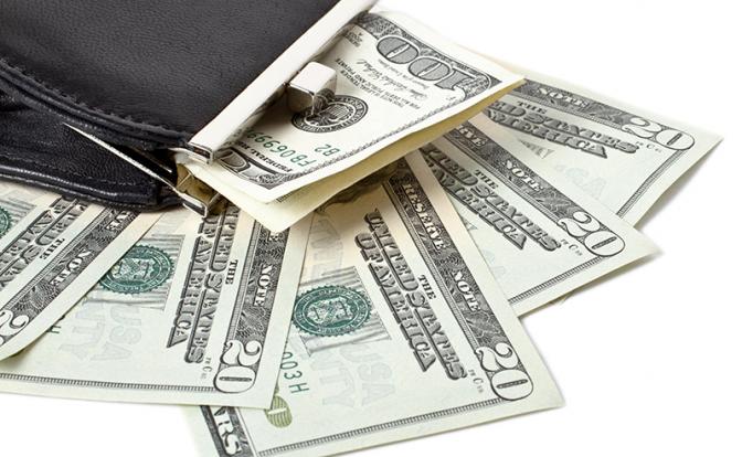 Экономист Зубец рассказал, покупать ли доллары сейчас