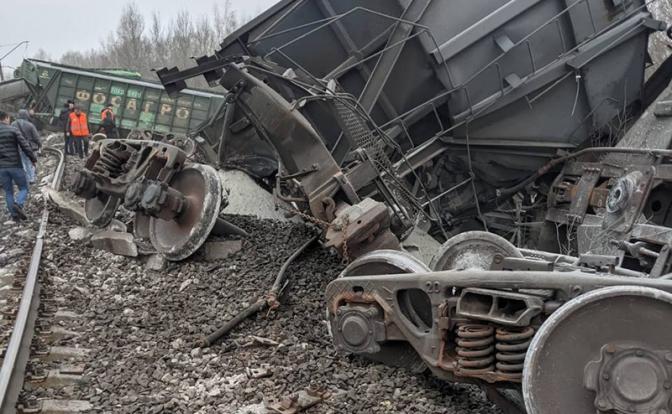 На фото: вид на гркузовые вагоны на железнодорожном перегоне Рыбное - Блок пост, где произошел их сход в результате вмешательства посторонних лиц, Рязанская область