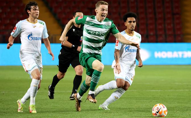 На фото (в центре): футболист Владислав Камилов ("Ахмат")