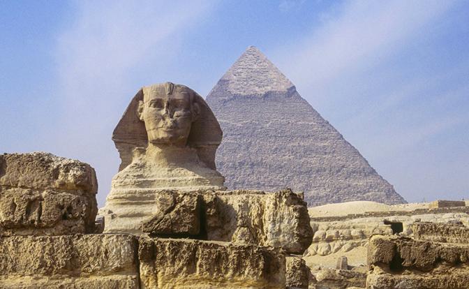 На фото: сфинкс и пирамида Хефрена, Гиза, Каир, Египет