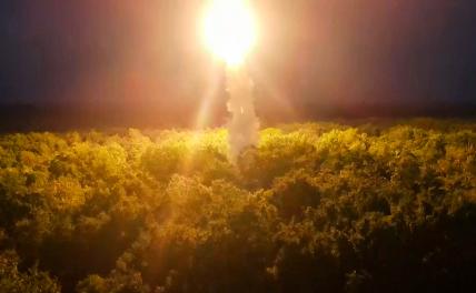 На фото: боевая работа расчета оперативно-тактического ракетного комплекса (ОТРК) "Искандер" в зоне СВО