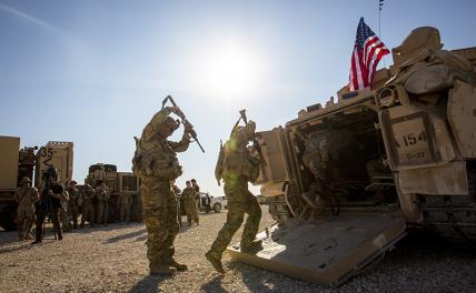 На фото: солдаты на военной базе США В Сирии.