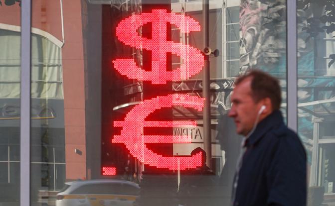 Курс доллара продолжает падение на Мосбирже