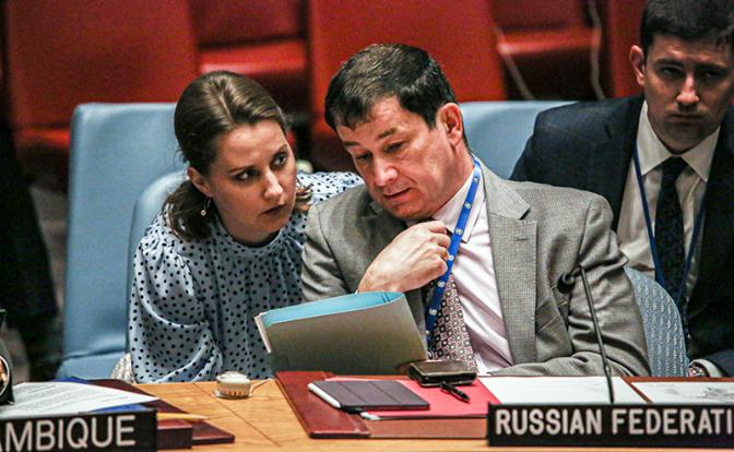 На фото: первый заместитель постоянного представителя России при ООН Дмитрий Полянский (в центре) на заседании Совбеза ООН