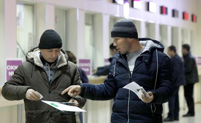 «Так продолжаться не может»: депутат Гусев назвал процент мигрантов, которые оформляют патент на работу