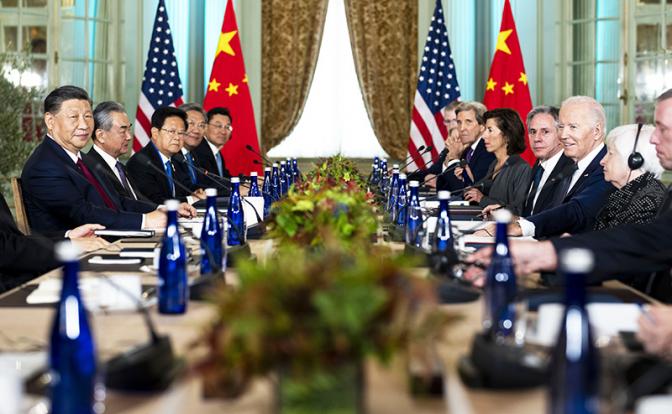 На фото: президент США Джо Байден (третий справа) и председатель КНР Си Цзиньпин (слева) во время встречи на полях саммита Азиатско-Тихоокеанского экономического сотрудничества