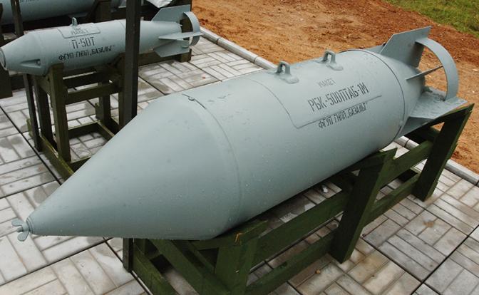 На фото: макет разовой бомбовой кассеты калибра 500 кг в снаряжении противотанковыми кумулятивными боевыми элементами РБК-500 ПТАБ-1М на ФГУП "ГНПП "Базальт".