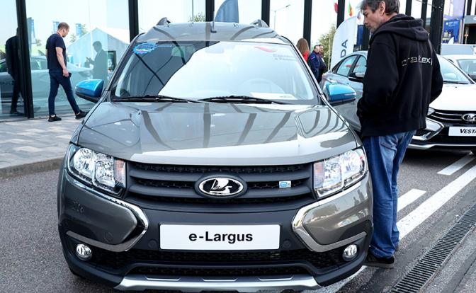 На фото: демонстрация автомобиля Lada e-Largus во время XXVI Петербургского международного экономического форума, 2023 год.