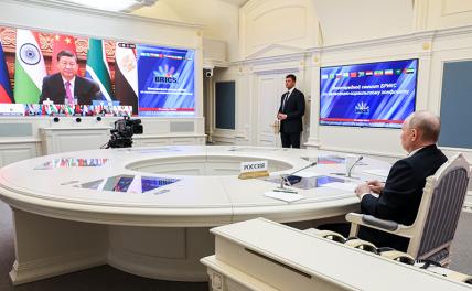 На фото: президент РФ Владимир Путин в Кремле принимает участие в саммите БРИКС