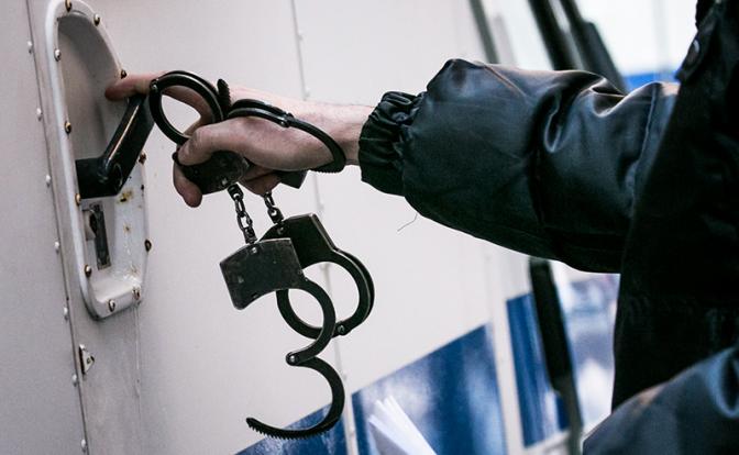 Полиция задержала в Пулково певца Шарлота, который сжег российский паспорт