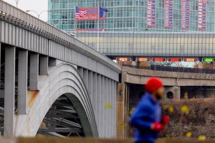 На фото: вид на Радужный мост, где пограничный переход между США и Канадой был закрыт после взрыва автомобиля на контрольно-пропускном пункте на мосту возле Ниагарского водопада, Онтарио.