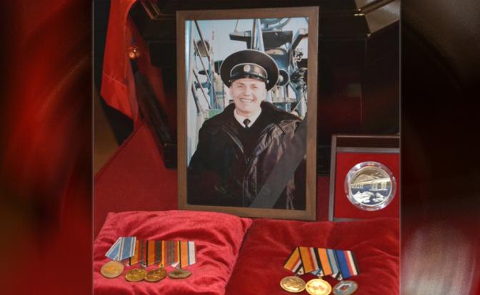 Четыре надводных катера-камикадзе ВСУ пытались нанести удар по российским десантным катерам проекта 11770 «Серна», одним из которых командовал Денис Никитин (на фото). Спасая свой корабль от попадания дрона, старший мичман геройски погиб.