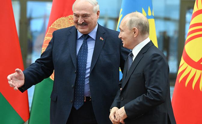 На фото: президент России Владимир Путин и президент Белоруссии Александр Лукашенко (справа налево)