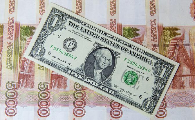 Доллар или рубль? Эксперт сказал, в чем россиянам хранить сбережения