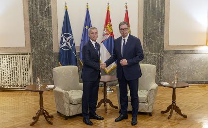 На фото: президент Сербии Александр Вучич (справа), генеральный секретарь НАТО Йенс Столтенберг (слева) во время встречи