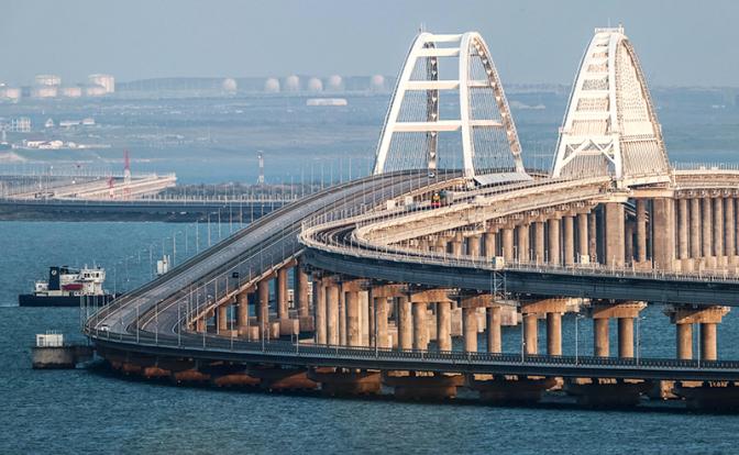 На фото: вид на Крымский мост через Керченский пролив