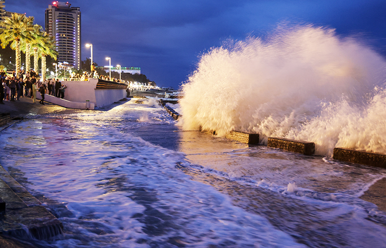 На фото: площадь Южного мола во время шторма на Черном море.