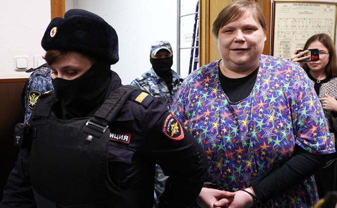 На фото: журналистка Александра Баязитова (на первом плане) в Басманном суде