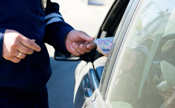 Нелегальным мигрантам в России могут запретить водить машину и переводить деньги