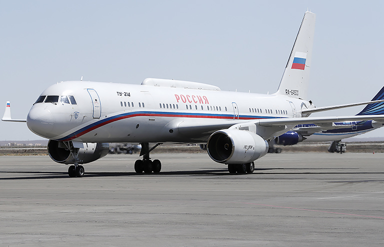 На фото: самолет Ту-214