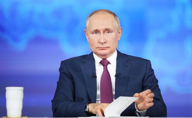 На фото: президент России Владимир Путин во время ежегодной специальной программы "Прямая линия с Владимиром Путиным". Архивное фото.