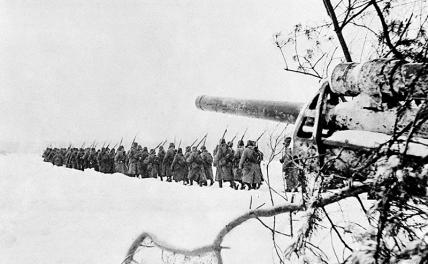 На фото: колонна советских солдат по дороге на передовую во время битвы под Москвой,декабрь 1941 год.