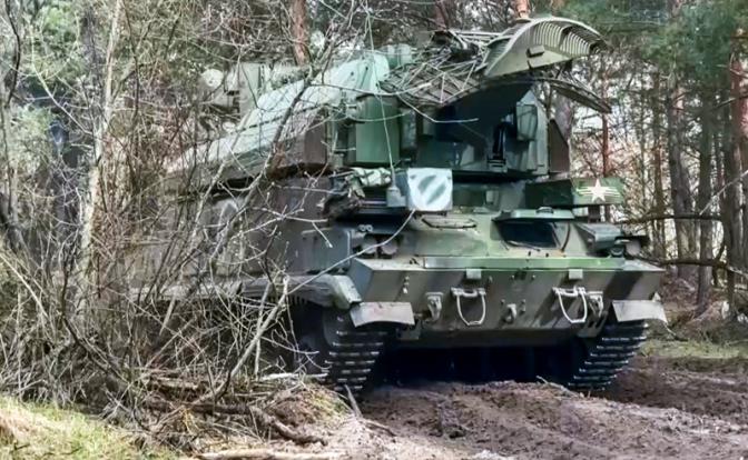 На фото: боевая работа военнослужащих Центрального военного округа (ЦВО) на зенитном ракетном комплексе "Тор-М1" в зоне проведения специальной военной операции.