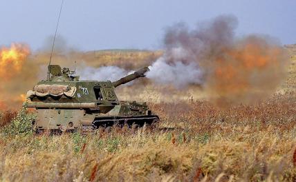 На фото: гаубица «Акация» во время стрельбы 152-мм артиллерийскими снарядами типа "Краснополь-М2"». 