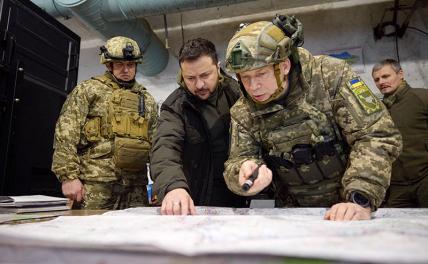 На фото: президент Украины Владимир Зеленский во время посещения войск в Харьковской области