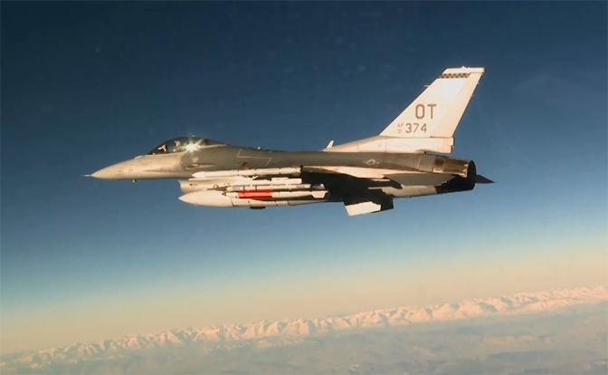 На фото: американский истребитель F-16C авиабомбой B61-12