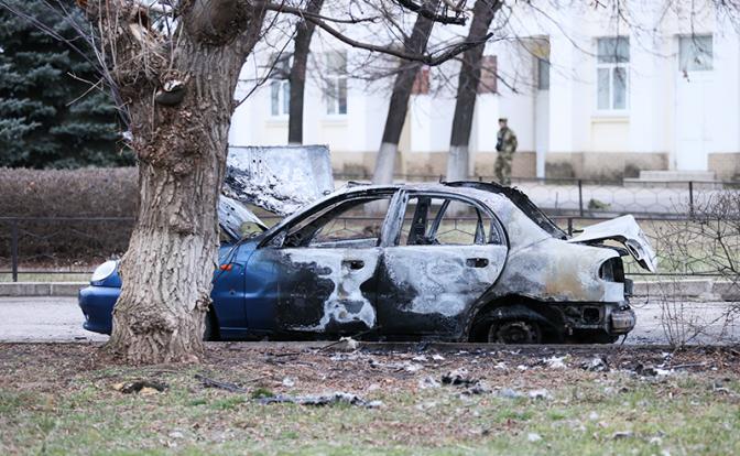 На фото: автомобиль, подорванный у стадиона "Авангард"