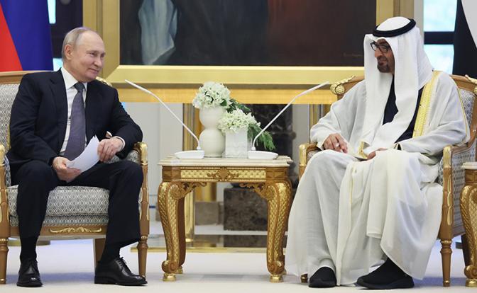 На фото: президент РФ Владимир Путин и президент ОАЭ Мухаммед Бен Заид Аль Нахайян (слева направо) во время российско-эмиратских переговоров во дворце Каср Аль-Ватан в Абу-Даби