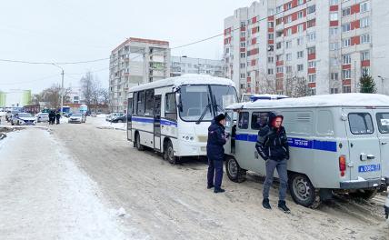 На фото: полицейские автомобили на месте стрельбы в гимназии № 5.