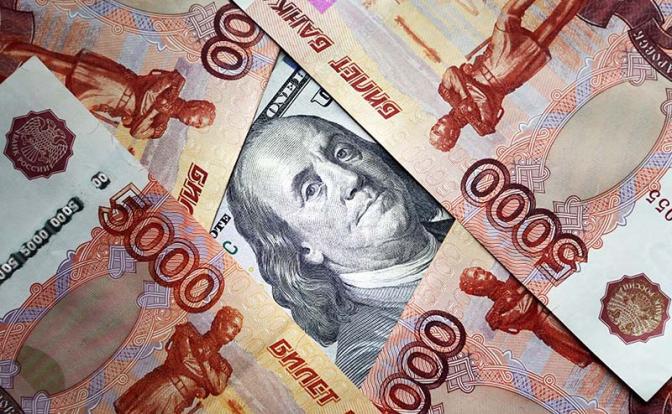 Новости курса валют: рубль сегодня навязал доллару борьбу