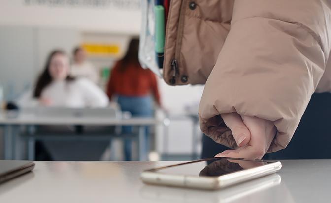 Эксперт объяснил, зачем нужен запрет на использование телефонов в школах