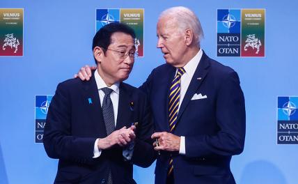На фото: премьер-министр Японии Фумио Кисида и президент США Джо Байден